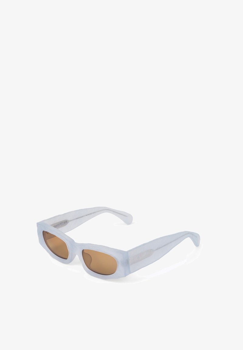 Průsvitné světle modré sluneční brýle s hnědými skly, obdélníkový tvar a elegantní ploché nožičky. Texturované paže s jemnými detaily.