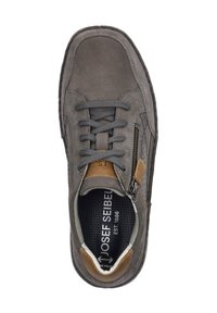 Scarpa in pelle grigia con punta arrotondata, lacci frontali, zip laterale e dettagli in tono marrone chiaro. Superficie testurizzata e soletta imbottita visibili.