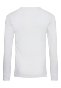 Langærmet hvid t-shirt lavet af bomuld, med en simpel rund halsudskæring og lige kant, uden yderligere mønstre eller udsmykninger.