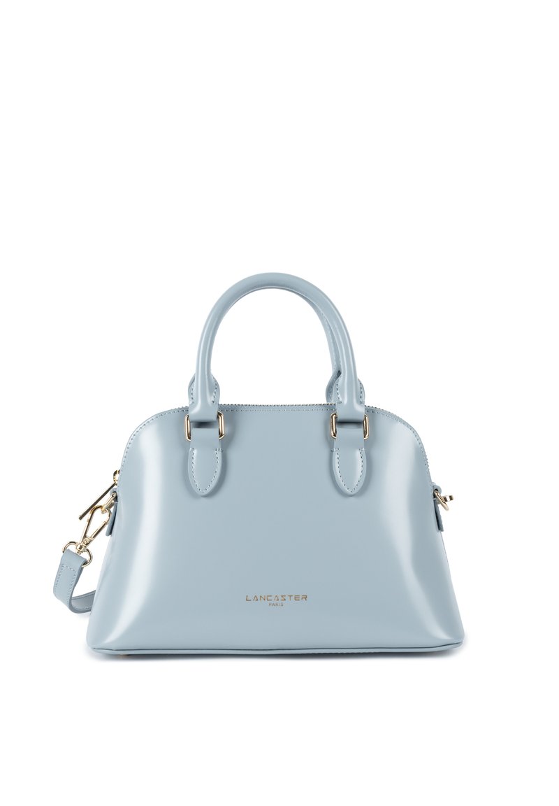 Sac à main en cuir bleu clair avec une forme structurée, deux anses supérieures, des accents en matériel doré et une bandoulière amovible.