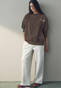 Next CHRISTMAS GINGER BREAD LATTE GRAPHIC CREW NECK - Bluză de molton - chocolate brown