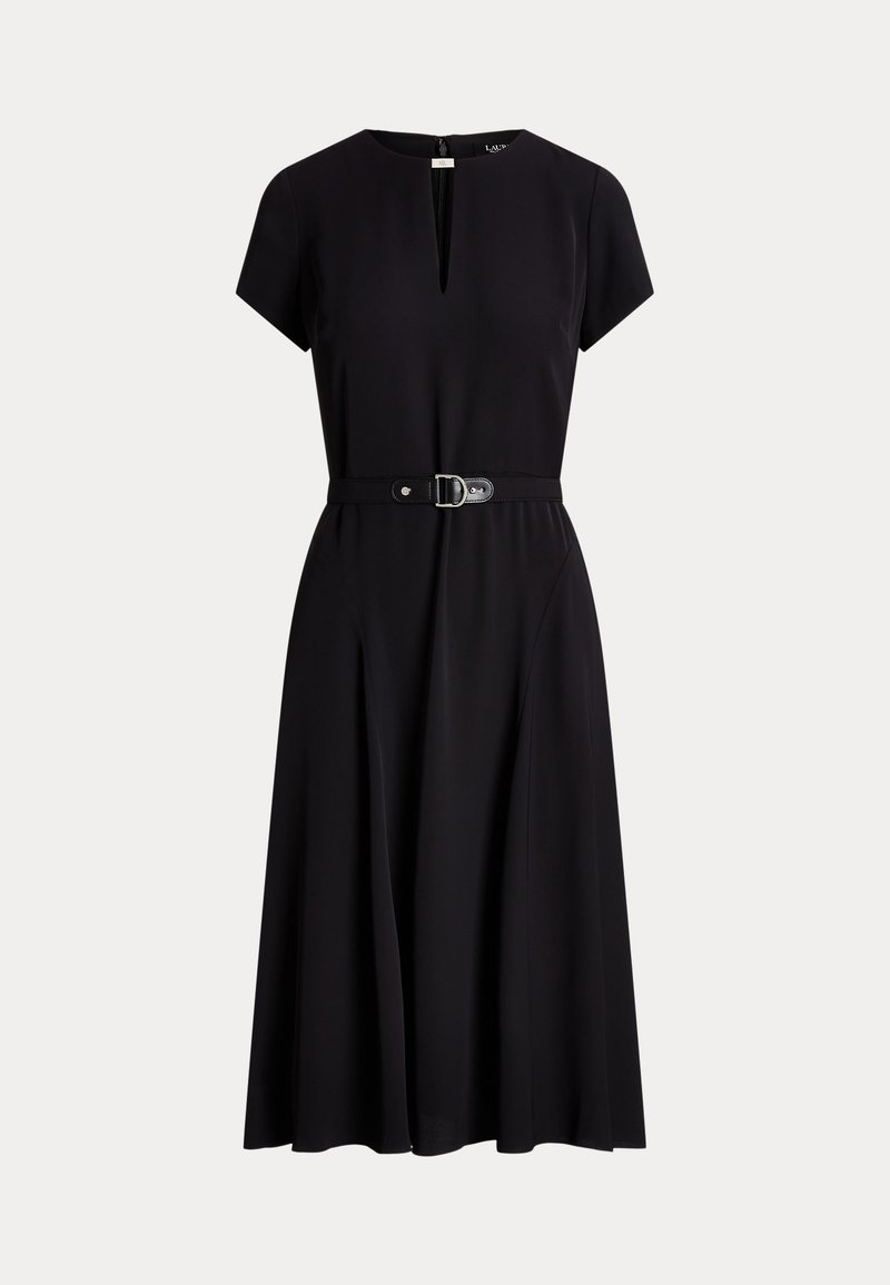 Abito nero con maniche corte, scollatura a chiave, e una cintura coordinata in vita. Silhouette a forma di A con pieghe per favorire il movimento.