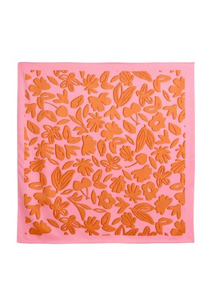 Pañuelo cuadrado rosa con un patrón completo de formas florales naranjas y hojas distribuidas uniformemente por toda la tela.