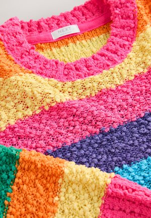 Jersey de punto colorido con una mezcla de hilos texturizados en rosa, naranja, amarillo, verde y morado, con patrones de rayas audaces.