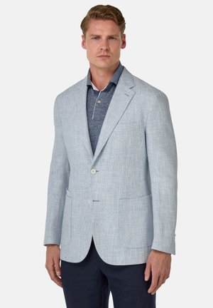 Blazer texturizado azul claro hecho de tela tejida. Presenta solapas de muesca, cierre de doble botón y dos bolsillos frontales.
