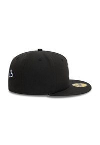 Czarna czapka baseballowa wykonana z tkaniny, z płaskim daszkiem, haftem po boku i okrągłą łatką z logo z przodu.