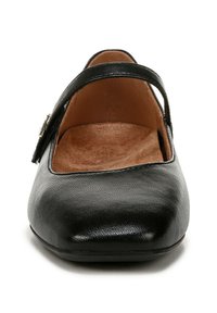 Zwarte leren ballerina met een ronde neus, verstelbaar bandje met zilverkleurige hardware en een zachte binnenvoering.