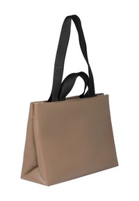 Bruine leren totebag met een gestructureerde vorm, voorzien van zwarte stoffen hengsels met geperste tekst. Soepele textuur met ritssluiting.