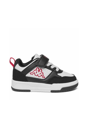 Baskets bébé noir et blanc avec bande Velcro, lacets, languette rouge et logo rouge brodé sur le côté.
