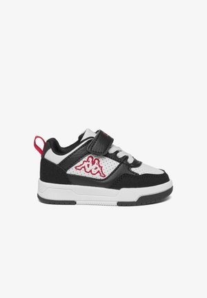 Sneaker per bambini piccolo bianco e nero con cinturino in velcro, lacci, linguetta rossa e logo ricamato rosso sul lato.