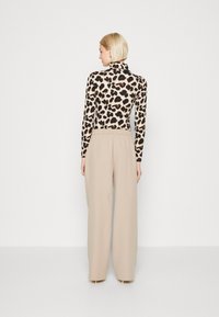 Pieces BOZZY HW WIDE PLAIN  - Hlače - silver mink