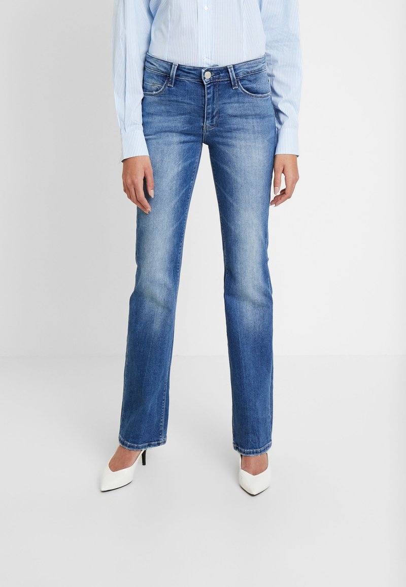 Blå denimjeans, mid-rise med lige ben, med slidte områder, fem-lomme design og en metalknaplukning i taljen.