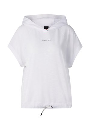 Kobieta ubrana w dużą białą bezrękawnikową bluzę z kapturem, czarne spodenki kolarskie, czarne skarpetki, czarne trampki i duże lustrzane okulary przeciwsłoneczne, stoi na białym tle.