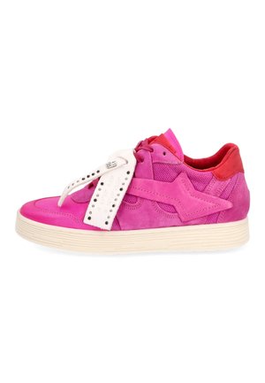 Jasnoróżowy sneaker z czerwoną piętą, kremową podeszwą, detalem gwiazdy i białą metką na języku, pokazany z boku na białym tle.