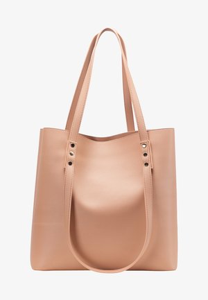 Borsa tote tan realizzata in ecopelle testurizzata con due manici. Presenta cuciture superiori e tre rivetti decorativi su ciascun lato.