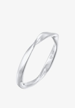 Bague en argent avec un design tordu ; surface lisse avec une finition réfléchissante ; bords arrondis ; sans pierres ni embellissements.