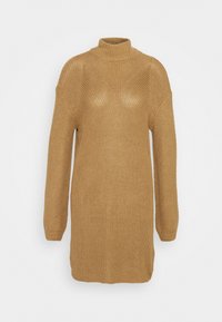 Stickad kjolklänning i gyllene-brunt, med hög nacke, långa ärmar och en avslappnad passform. Texturen är ribbad med en lös väv.