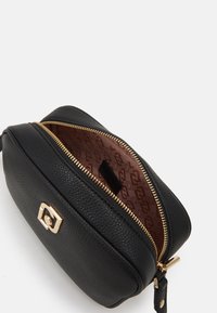 Schwarze Leder-Umhängetasche mit strukturiertem Oberflächen, goldfarbenen Reißverschlüssen und einem braun gemusterten Innenfutter. Verfügt über eine kompakte Form.