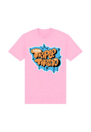 Roze T-shirt met korte mouwen met graffiti-stijl tekst "Hoopwear Triple Thread" in oranje letters op een blauwe verfspetter achtergrond.