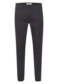 Mustat, kapenevat housut, jotka on valmistettu pehmeästä puuvillakankaasta. Niissä on etunapitus, vyölenkit ja joustavat resorit nilkoissa.