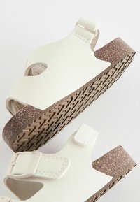 Next CUSHIONED DOUBLE BUCKLE TOUCH FASTENING STANDARD - Lära-gå-skor - cream