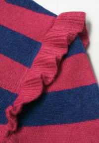 Strickpullover mit rosa und blauen horizontalen Streifen, mit einem Rüschensaumdetail in einer weichen Textur.