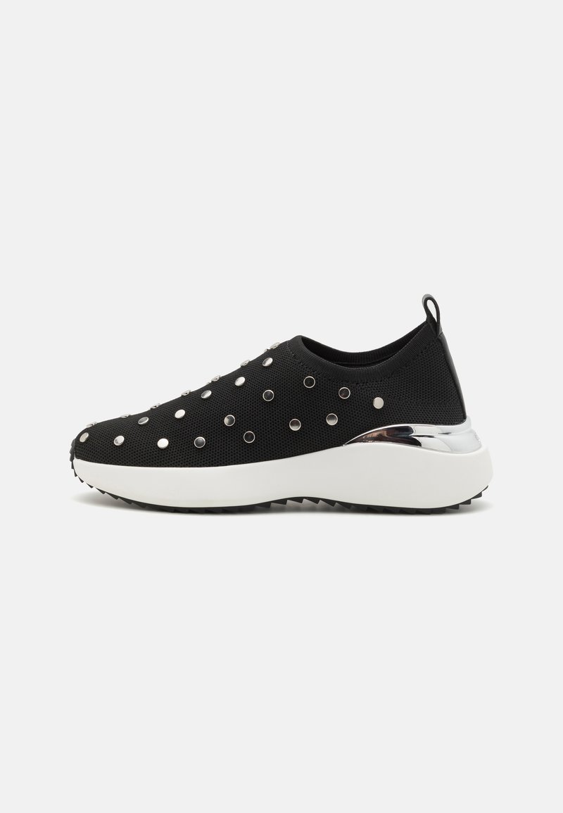 Fekete hálós sneaker ezüst fém részletekkel és fehér platform talppal. Simább felület és perforált részletek jellemzik.