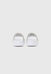 Witte sandalen met een glad oppervlak en een gevormde zool. Beschikt over een grijze band over de hiel voor extra ondersteuning.