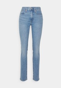 Jeans de mezclilla azul claro con corte recto, cintura alta, costuras sutiles y dobladillo limpio. Presentan un clásico cierre de botón y cremallera.