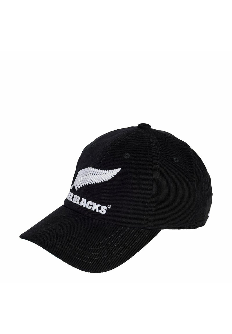 Gorra de pana negra con un logo de helecho bordado en blanco y el texto "ALL BLACKS" en la parte frontal, con visera curva y correa ajustable en la parte trasera.