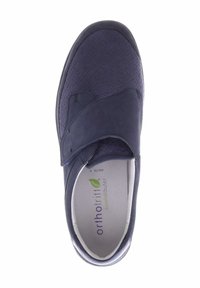 Marineblauwe schoen met een gestructureerde bovenkant, verstelbare klittenbandsluiting en een witte zool. Ontworpen voor comfort met een ronde neusvorm.