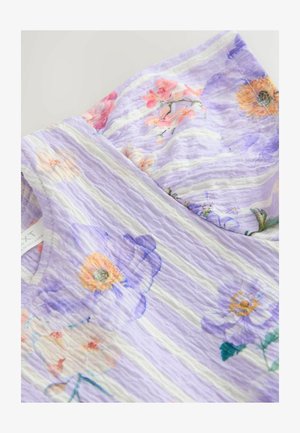 Tessuto con motivo floreale in lavanda chiaro con strisce bianche, caratterizzato da texture arricciate e dettagli di cucitura morbida. Design a scollo a V.