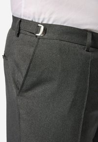 Grijze broek van een gestructureerde stof, met een zilveren metalen gesp, zijzakken en een platte voorkant.