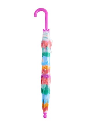 Lukket paraply med et buet pink håndtag og farverigt stribet stof i rødt, grønt, blåt, orange og lilla.