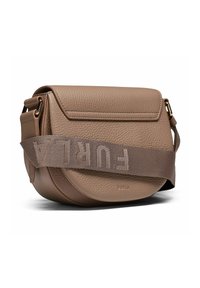 Borsa a tracolla in pelle talpa con chiusura a pattina e ampio cinturino in tessuto impresso con il logo "FURLA" dello stesso colore.