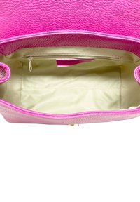 Różowa skórzana torebka od środka, z gładkim beżowym wykończeniem, kieszenią z zamkiem oraz otwartą przestrzenią, o ustrukturyzowanym kształcie i fakturowanym zewnętrzu.