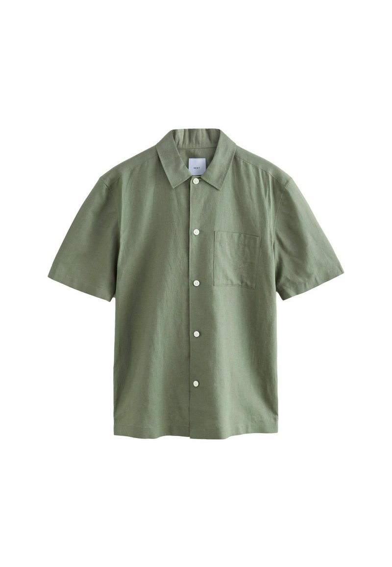 Camisa de manga corta en tejido verde oliva, con cierre de botones en la parte delantera, textura sutil, un bolsillo en el pecho y un diseño de cuello estándar.
