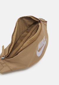 Nike Sportswear HERITAGE WAISTPACK UNISEX - Bolsa de cintura - dark driftwood/venice