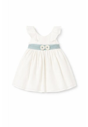 Vestito bianco senza maniche per neonati con spalle arruffate, fascia in vita blu e due decorazioni floreali bianche al centro.