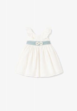 Biała bezrękawnikowa sukienka niemowlęca z falbankami na ramionach, niebieskim paskiem w talii oraz dwoma białymi kwiatkami na środku.