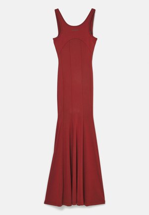 Długa, dopasowana czerwona sukienka z okrągłym dekoltem, grubymi ramiączkami i rozkloszowanym dołem. Wykonana z gładkiego, elastycznego materiału z detalami szwów.
