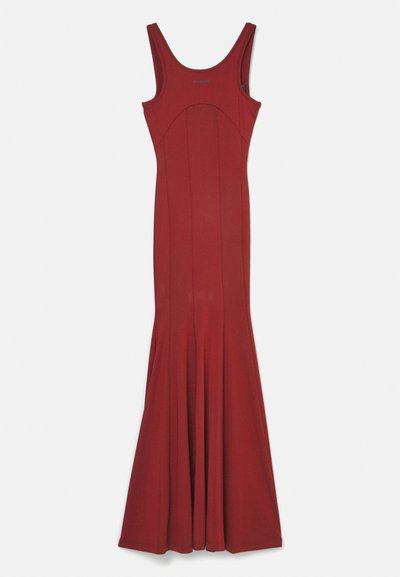 Dlhé, priliehavé červené šaty s okrúhlym výstrihom, širokými ramienkami a rozšíreným lemom. Vyrobené z hladkej, elastickej tkaniny so švovými detailmi.