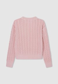 Różowy sweter w splot warkoczowy z prążkowanym dekoltem w serek i mankietami. Charakteryzuje się teksturowanym wzorem i skróconą długością, wykonany z miękkiego materiału dzianinowego.