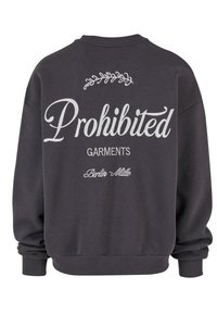 Mørkegrå sweatshirt med stor hvid tekst, der står "Forbudte Beklædningsgenstande" med dekorative udsmykninger ovenfor og nedenfor teksten.