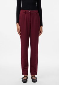 Vinröda skräddarsydda byxor med två framfickor, knappstängning och sida fickor, med raka ben och uppvikta fållar.