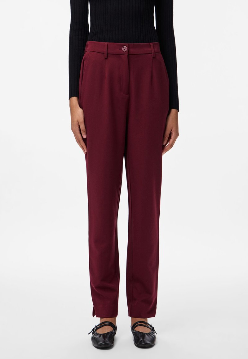 Vinröda skräddarsydda byxor med två framfickor, knappstängning och sida fickor, med raka ben och uppvikta fållar.