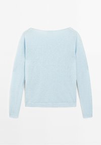 Pull tricoté à manches longues de couleur bleu clair avec un large décolleté, vu de dos sur un fond blanc.