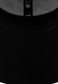 Czarna czapka z materiału o gładkiej fakturze. Posiada wyraźny fason i zaokrąglony daszek. Wewnątrz znajduje się szara siateczkowa podszewka.