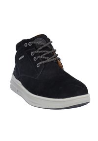 Bota de ante negra impermeable hasta el tobillo, con puntera redonda, cordones grises con patrón y suela de goma gris claro. Presenta un logo en el lateral.