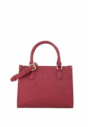Sac à main en cuir rouge avec logos circulaires V embossés et motifs floraux, double poignée, et bandoulière amovible réglable avec boucle.